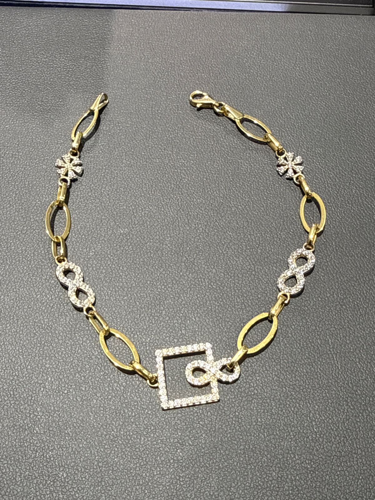 14K Yellow & White Gold Ladies Fancy Style Bracelet With CZ Stones. 4.8GR - 7.5"