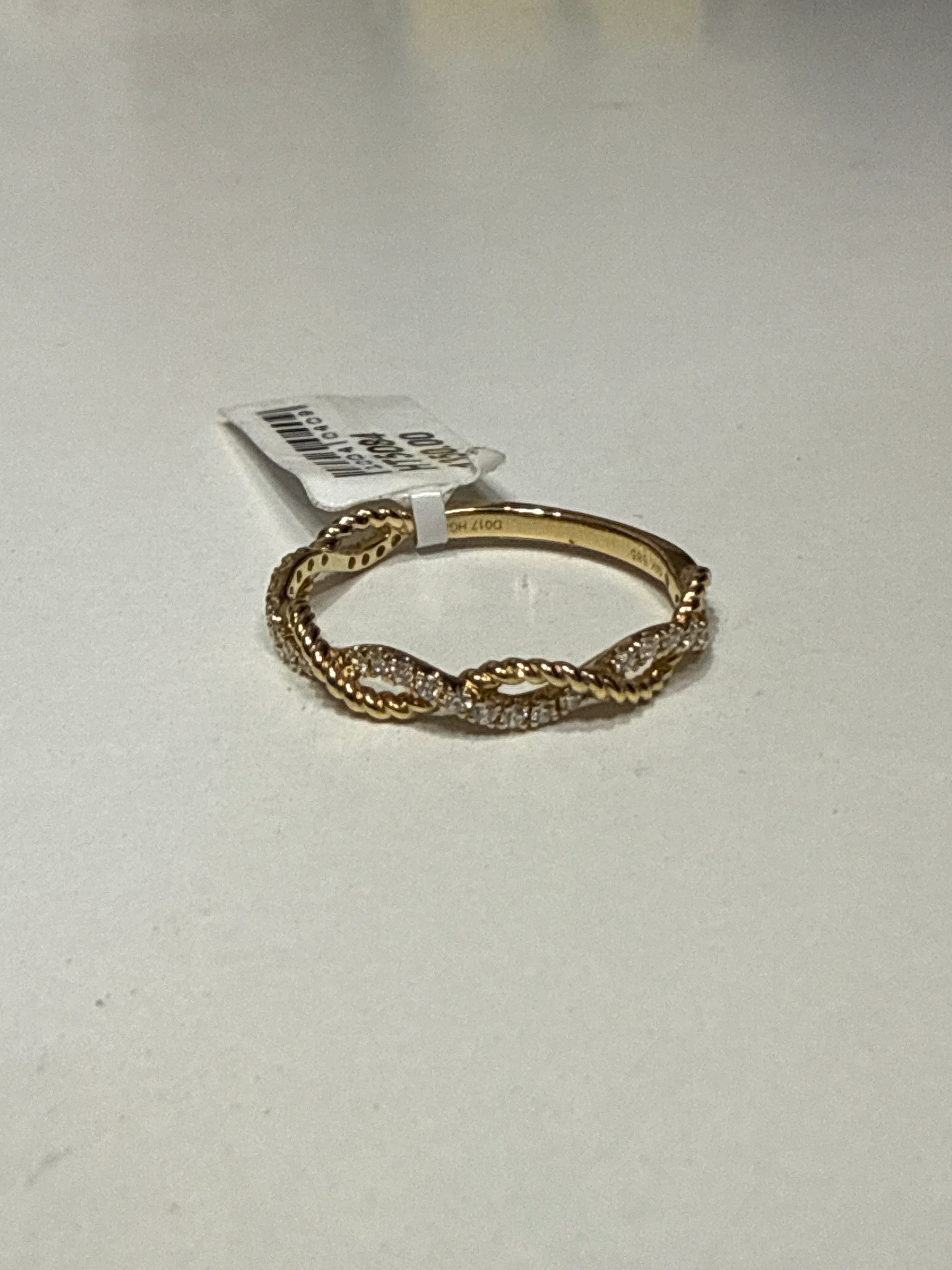 14KT Yellow Gold Ladies Twisted Band/Ring With Diamonds. 32RD=0.17CT - G-H/VS - 1.5 GR - SZ 6.5